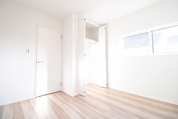 【洋室　同仕様写真】■安全にも配慮。窓の位置を高くした子ども部屋。小さなお子様の転落を防ぎます。