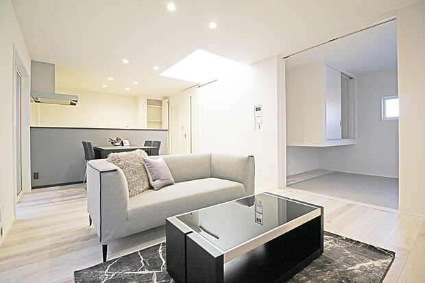 【リビング　同仕様】■吹抜けのあるリビングは明るく開放的な空間に