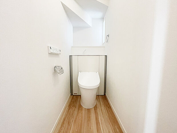 【トイレ　同一仕様】■INAX　「ベーシアピタ フチレス」。汚れにくくお掃除のしやすいフチレス形状の便器を採用することで少ない水でもしっかり汚れを洗い流し、清潔でデザイン性のある空間を実現します。