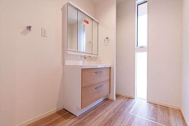 【洗面　同一仕様】■リクシル　「EV」。洗面器一体型カウンターでつぎ目などの凹凸がなく汚れもさっとひと拭き。また節水と省エネ性にすぐれた上から水のでるキレイアップ水栓は、水栓のまわりに水がたまらないのでお掃除が簡単。