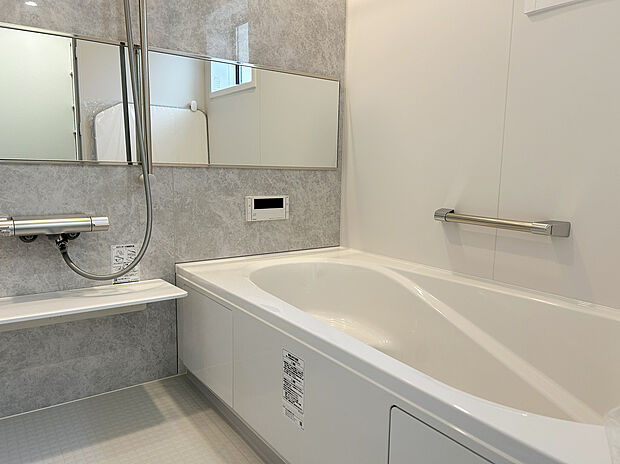 【浴室 施工例写真】リクシル システムバスルーム「AX」【キレイサーモフロア】
スポンジが奥まで入り、お掃除ラクラク。独自の断熱層で寒い冬場でもヒヤッとしません。
【サーモバスS】
浴槽保温材と保温組フタのダブル保温で、時間が経っても浴槽内の温度を最小限に抑えます。
半身浴のできるベンチ付きの節水型の浴槽、排水口はシャワーなどの排水時に渦を起こして髪の毛やゴミをまとめてくれるためお掃除簡単で汚れもつきにくい構造になっています。