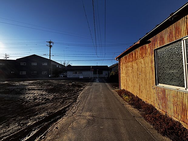 【前面道路】前面道路　北側
前面道路幅員2.3m
2025年12月撮影