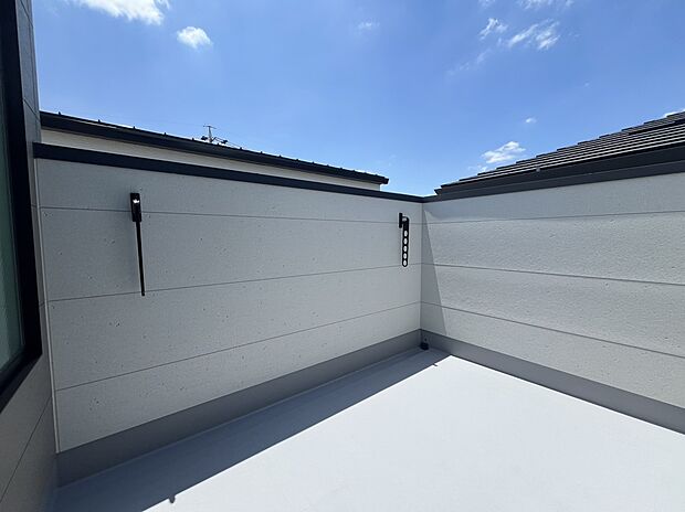 【バルコニー 施工例】■奥行きのあるバルコニー
■洗濯物が良く乾く南向き