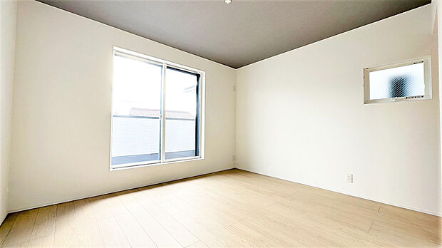 【主寝室　施工例】■収納上手ウォークインクローゼット有り
■生活のしやすさを考えてコンセントを2か所に設置