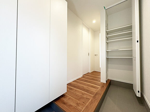 【玄関　A号棟】大容量の下駄箱を採用しておりますので、お履物はもちろん、稼動棚を動かせば履物以外も収納できます。

