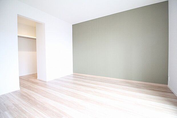 【主寝室　同一仕様】■収納上手ウォークインクローゼット有り　　　　　　　　　　　　■アクセントクロスをあしらった空間