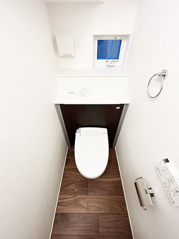 【トイレ 同仕様写真】■INAX 「ベーシアピタ フチレス」。汚れにくくお掃除のしやすいフチレス形状の便器を採用することで少ない水でもしっかり汚れを洗い流し、清潔でデザイン性のある空間を実現します。