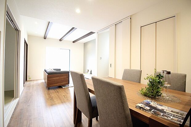 【リビング 同仕様写真】■空気を汚さず、ふく射熱で足元からポカポカと暖まる床暖房付き
■4人掛けのダイニングセットを置いても横を通り抜けられるゆとりの幅