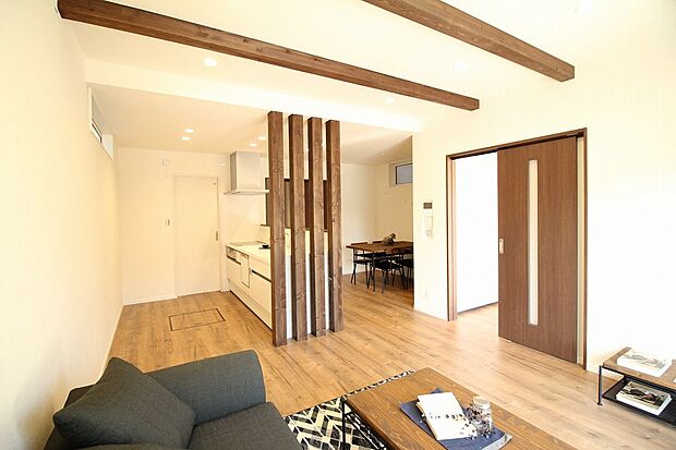 【リビング　同一仕様】■リビングを見渡せる対面式キッチンだからお子様がいても安心