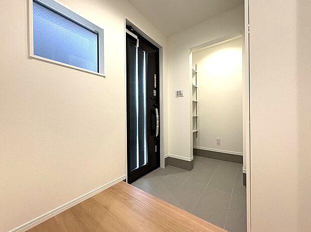 【玄関 B号棟】■雨具やベビーカーなどの収納に便利な土間収納
■玄関横には広々土間収納
■広々土間収納