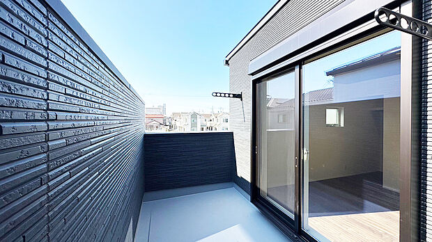 【バルコニー　B号棟　同仕様写真】■奥行きのあるバルコニー
■洗濯物が良く乾く南向き