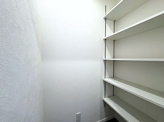 【土間収納】■雨具やベビーカーなどの収納に便利な土間収納
■玄関横には広々土間収納
