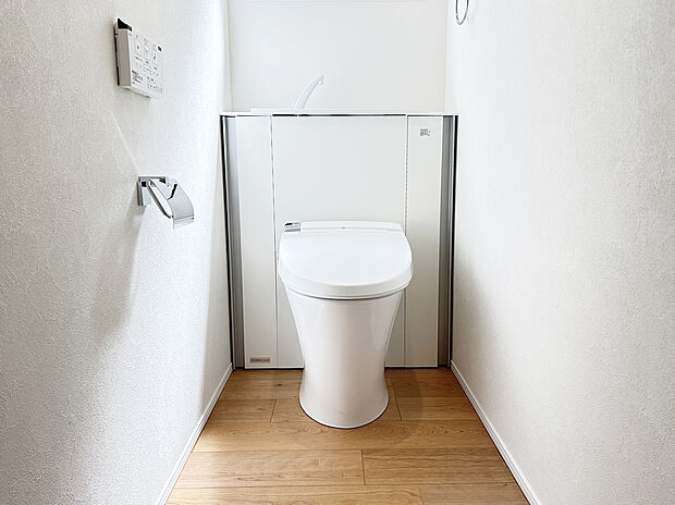 【トイレ　施工例写真】■INAX　「ベーシアピタ フチレス」。汚れにくくお掃除のしやすいフチレス形状の便器を採用することで少ない水でもしっかり汚れを洗い流し、清潔でデザイン性のある空間を実現

