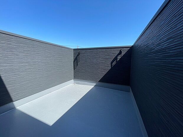 【バルコニー 同仕様写真】■奥行きのあるバルコニー
■洗濯物が良く乾く南向き