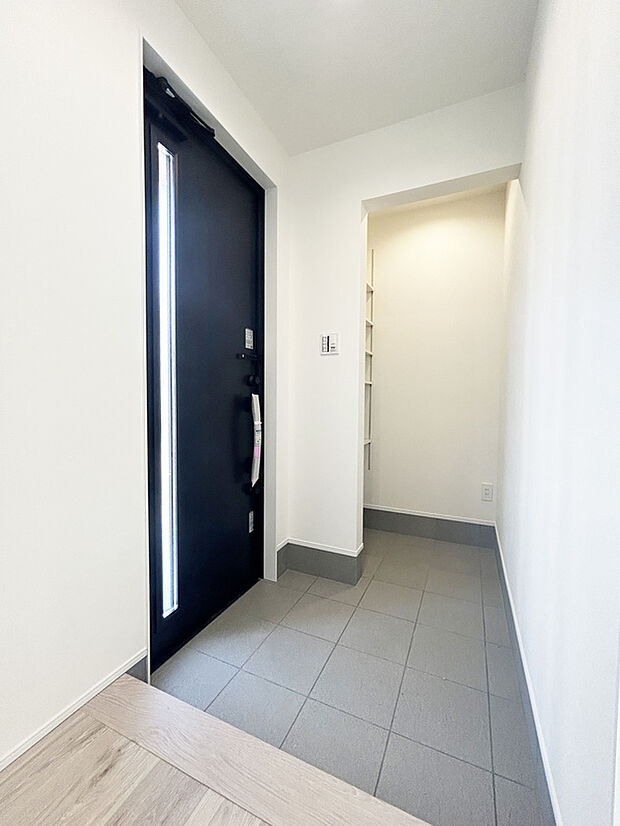 【玄関 施工例写真】大容量の下駄箱を採用しておりますので、お履物はもちろん、稼動棚を動かせば履物以外も収納できます。