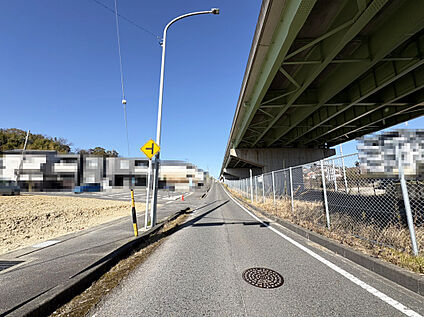 南東側前面道路