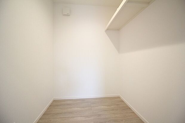 【 納戸　施工例】■掃除道具やレジャー用品等の収納に便利な納戸
■コンセントを設置することで様々な使い方ができます