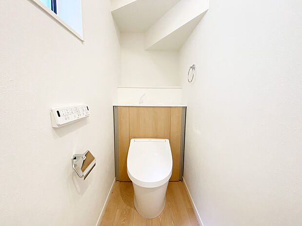 【トイレ　同仕様写真】■INAX　「ベーシアピタ フチレス」。汚れにくくお掃除のしやすいフチレス形状の便器を採用することで少ない水でもしっかり汚れを洗い流し、清潔でデザイン性のある空間を実現します。