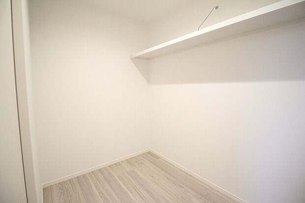 【納戸　同仕様写真】■ゴルフバックやキャリーケースなど、大きなものの収納場所にも困りません。季節の家電や、布団、衣替えの衣類なども収納することができます。