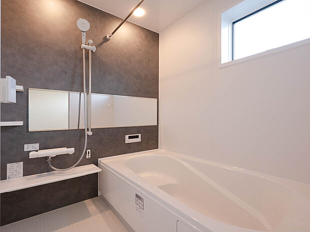 【浴室　同仕様写真】■リクシル　システムバスルーム「AX」。フロアはスポンジが奥まで入り掃除がラクラク。また独自の断熱層を使用しているため冬場でも冷やっとしません。