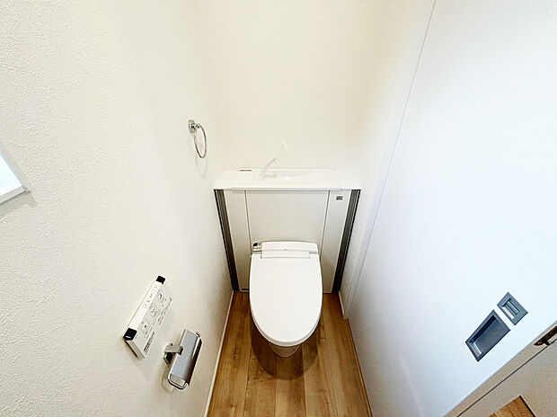 【トイレ 施工例】■ほこりが溜まりやすいタンク後ろの部分をキャビネットで隠したデザイン。
■左右の収納スペースにトイレットペーパーや掃除道具を収納。
■キズ・汚れ・菌に強いハイパーセラミック。