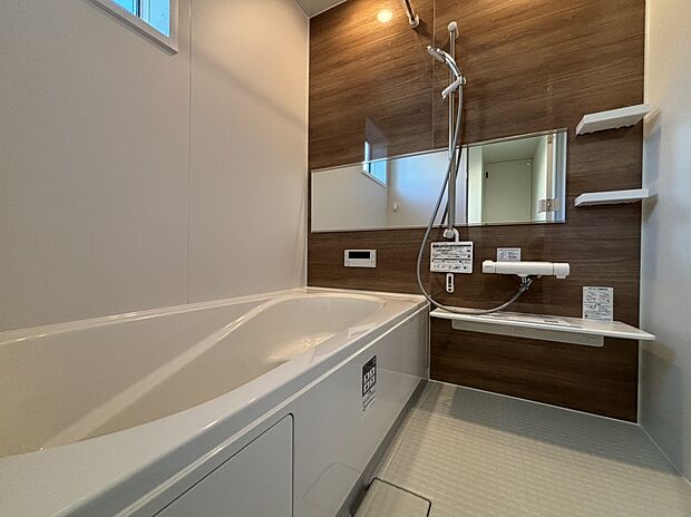 【浴室　施工例】■リクシル　システムバスルーム「AX」。フロアはスポンジが奥まで入り掃除がラクラク。また独自の断熱層を使用しているため冬場でも冷やっとしません。