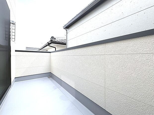 【バルコニー　施工例】■奥行きのあるバルコニー
■洗濯物が良く乾く南向き