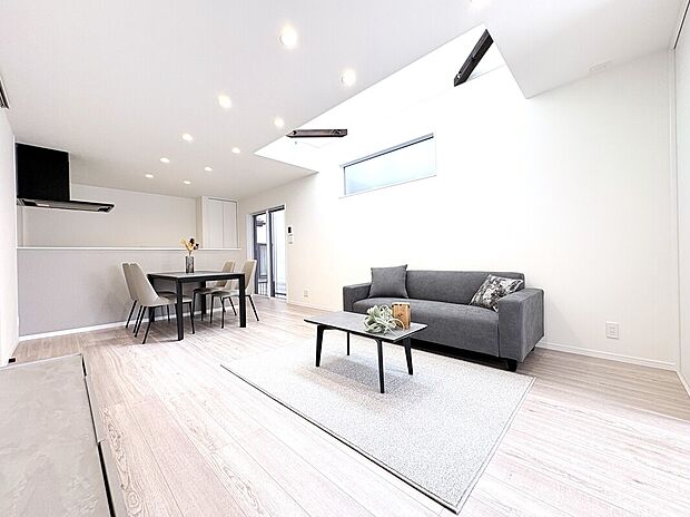 【リビング　施工例】■南向きのリビングには心地いい日差しが差し込みます
■4人掛けのダイニングセットを置いても横を通り抜けられるゆとりの幅