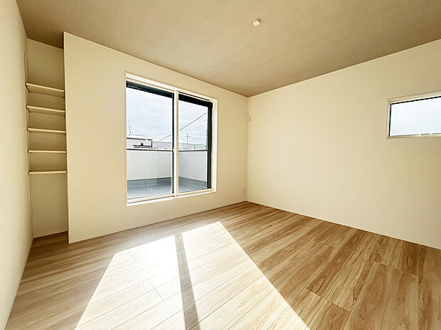 【主寝室 施工例写真】ゆとりあるサイズの主寝室の為、ベッド、サイドテーブル、テレビを置いても充分な広さです。
南面バルコニーからは暖かい光が差し込みます!