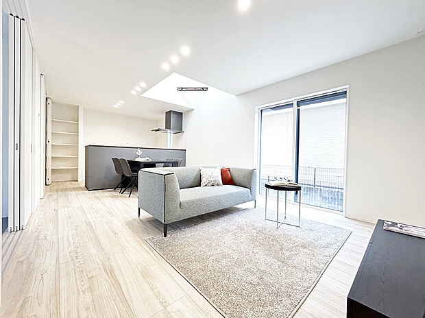 【リビング 施工例写真】床暖房を搭載し、空気の乾燥、汚すことなく冬場でも快適です!温水を利用して足元から優しく暖めます。