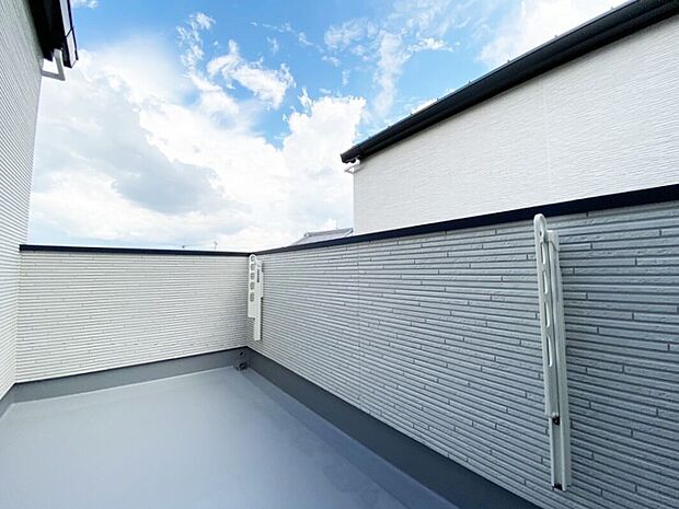 【バルコニー　施工例】■奥行きのあるバルコニー
■洗濯物が良く乾く南向き
■横に長い南側バルコニーで、お洗濯物が沢山干せます！