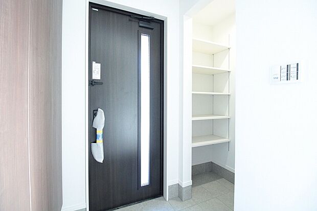 【土間収納 同仕様写真】■奥様に嬉しい大容量の靴収納
■スッキリとしたデザイン