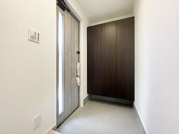 【玄関　施工例写真】大容量の下駄箱を採用しておりますので、お履物はもちろん、稼動棚を動かせば履物以外も収納できます。

