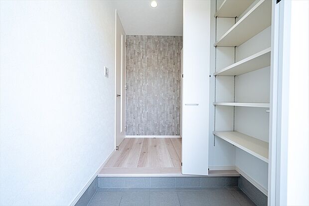 【玄関　同仕様写真】■奥様に嬉しい大容量の靴収納
■スッキリとしたデザイン
