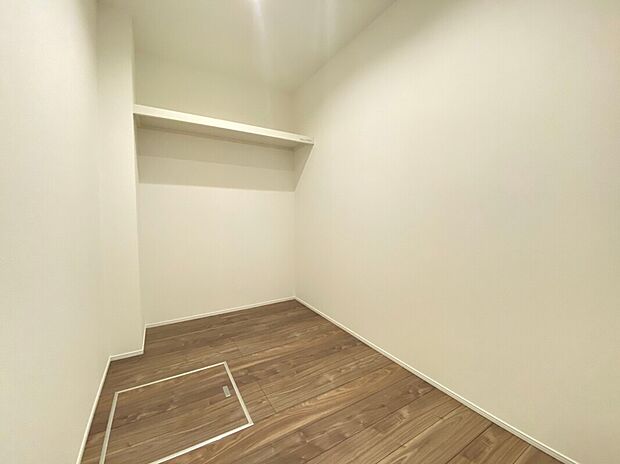 【納戸　施工例】■掃除道具やレジャー用品等大型用品の収納に便利な納戸
