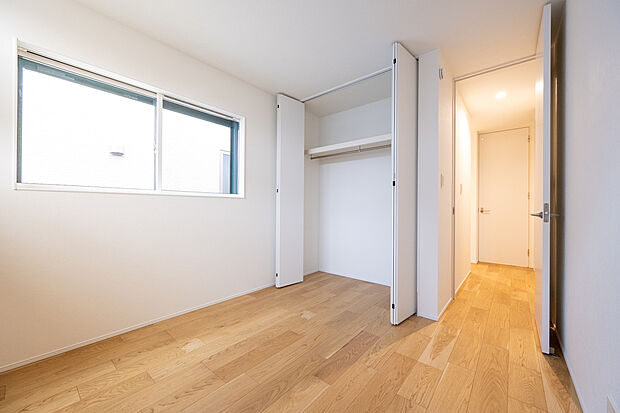 【洋室　同仕様写真　A号棟】■子ども部屋にも広々クローゼット。吊りレールで開閉がスムーズにおこなえます。