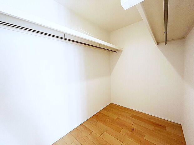 【WIC 同仕様写真 B号棟】■主寝室にのウォークインクローゼットを併設し、広々とした収納スペースに設置された枕棚が洋服をたくさん収納します。
