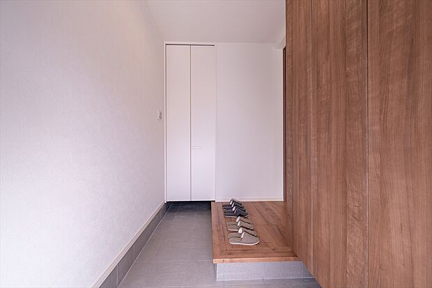 【土間収納 同仕様写真 C号棟】■ゴルフバックやベビーカーを収納できる土間収納付き