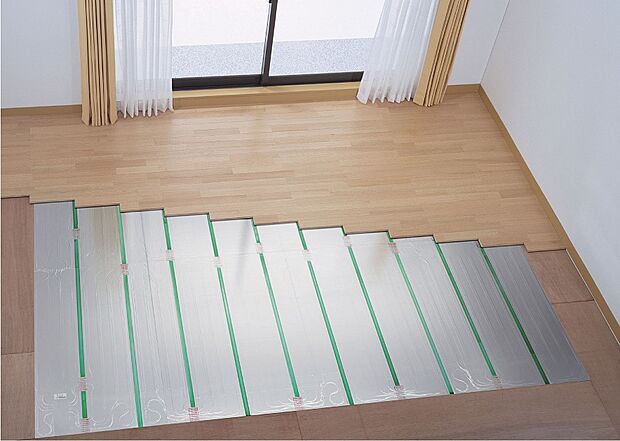 【ガス温水式床暖房】ふく射熱効果で床からお部屋全体を温めます。温風が出ない床暖房は、ホコリが立たず清潔です。石油ストーブのように燃焼時のニオイもありません。