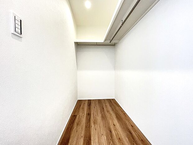 【 ウォークインクローゼット 同仕様】■衣類の収納だけでなく、布団等の様々なものが収納可能