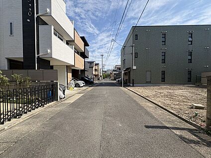 前面道路含む外観