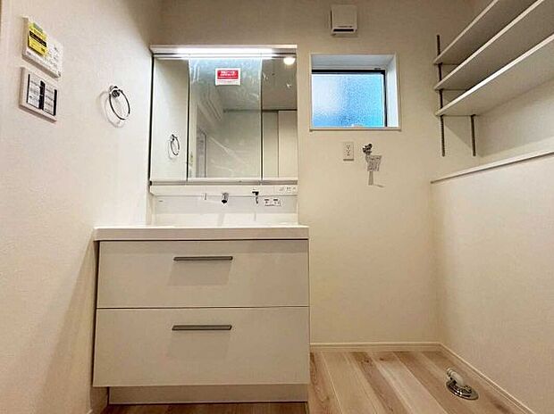 【その他】洗面 施工例写真 ■キレイアップ水栓で、水が溜まりにくく、掃除の手間が軽減■バックガードがミラー下まであり、洗面ボウルと一体形成でお手入れ簡単