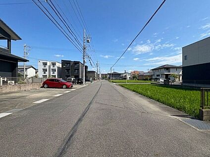 前面道路含む外観
