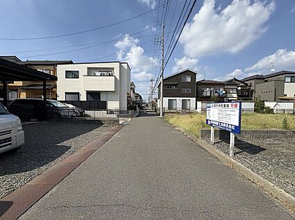 前面道路含む外観