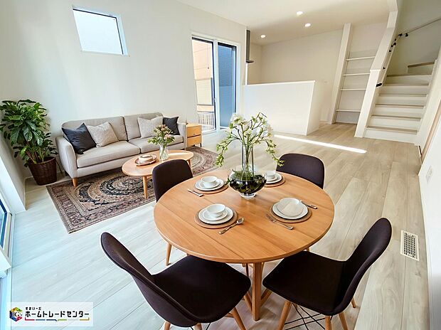 ≪Living room≫
広々とした開放感あふれるリビングです。ゆったり寛げる充分な広さがございます。
※家具をCGで加工しています。家具付き販売ではございません。