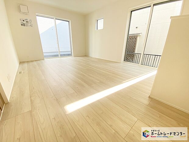 ≪Living room≫
開放的な雰囲気のリビング！南窓からは心地の良い陽が入ります。明るいリビングで家族団らんの時間を楽しみましょう♪