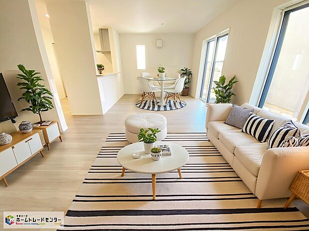 ≪Living room≫
開放的な雰囲気のリビング！南窓からは心地の良い陽が入ります。明るいリビングで家族団らんの時間を楽しみましょう♪
※家具をCGで加工しており、家具付き販売ではございません。