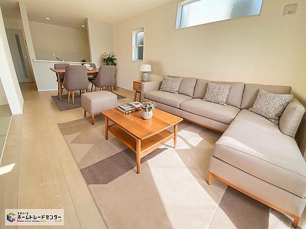 ≪Living room≫
広々としたLDKに、自分好みのインテリアでレイアウト。季節ごとに模様替えなども、楽しみの一つとなりそうです。
※家具をCGで加工しており、家具付き販売ではございません。