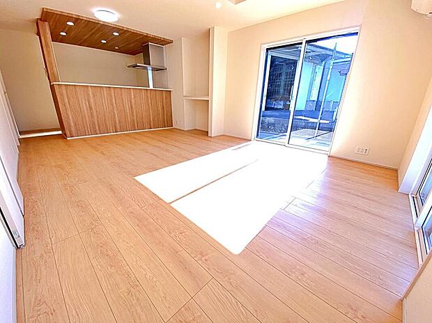 ≪Living room≫
家族のスペースでのんびりとおくつろぎください。床暖房を装備しておりますので、寒い冬でも快適にお過ごしいただけます♪