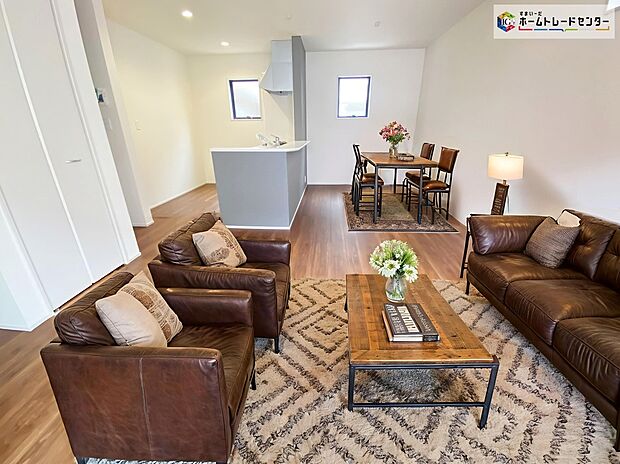 ≪Living room≫
広々としたLDKに、自分好みのインテリアでレイアウト。季節ごとに模様替えなども、楽しみの一つとなりそうです。
※家具をCGで加工しており、家具付き販売ではございません。